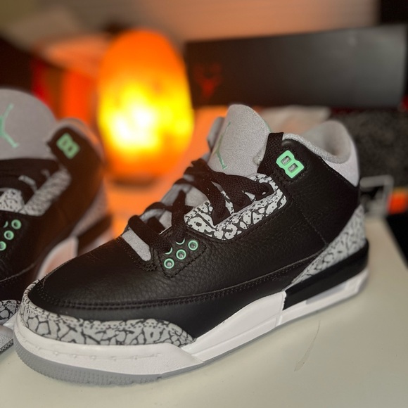 Brand New: Air Jordan 3 Retro (GS) - Picture 6 of 11